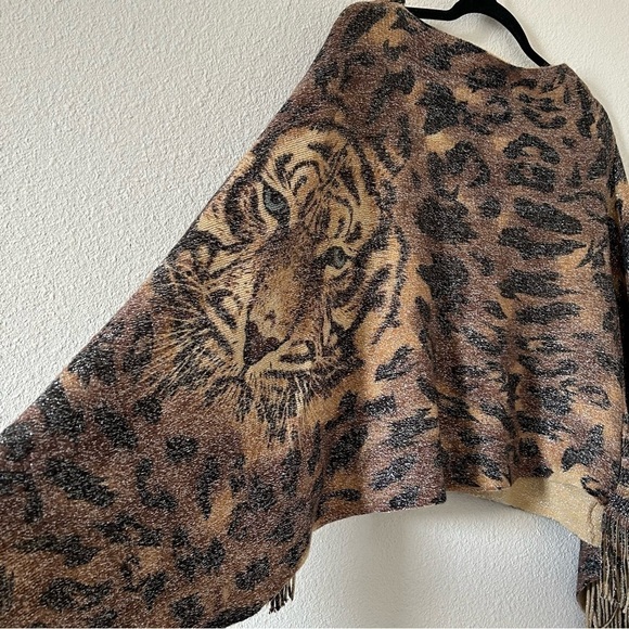 Snow Leopard Print Poncho Shawl Fringe Sides Tan Black Gold One Size - Picture 6 of 11